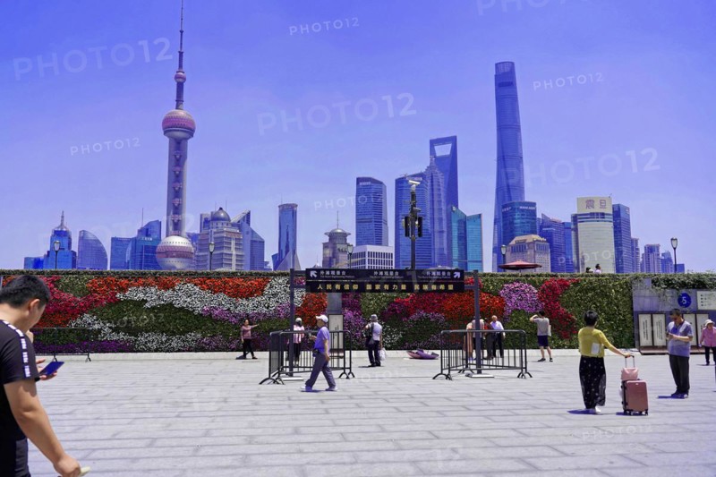 View from the Bund to the skyline at the Huangpu River with Oriental Pearl Tower, World Financial Centre, Shanghai Tower, Jin Mao-Building in the Pudong district, Shanghai, China, Asia, Skyline of a modern city on a sunny day with people in the foreground, Asia