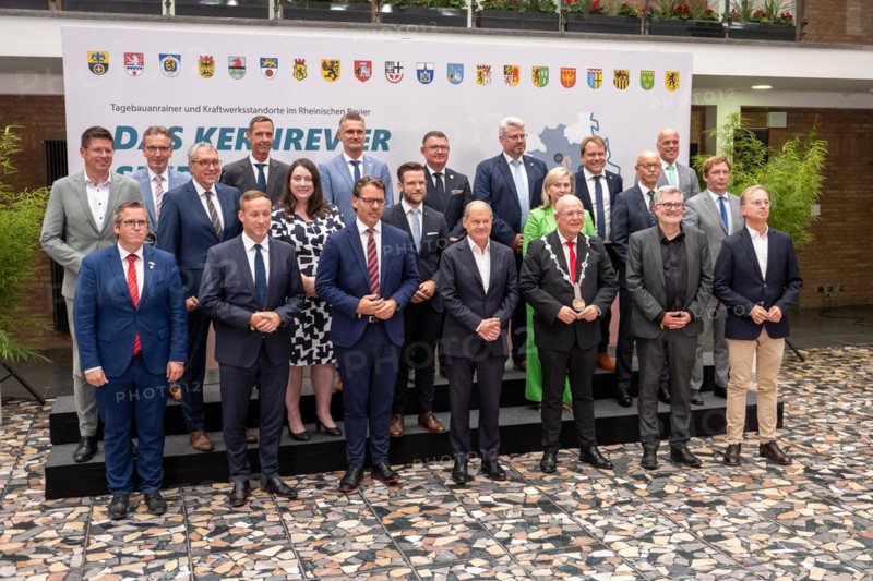 Visit by Federal Chancellor Olaf Scholz to Dueren Town Hall, The Federal Government will continue to support structural change in the Rhenish mining area. Chancellor Olaf Scholz made this promise this afternoon during a visit to Dueren Town Hall. Scholz had come to Dueren as part of his summer tour to the conference of neighbouring municipalities and had exchanged views with 20 mayors from the region on the subject of structural change in the Rhenish mining area. 22.08.23