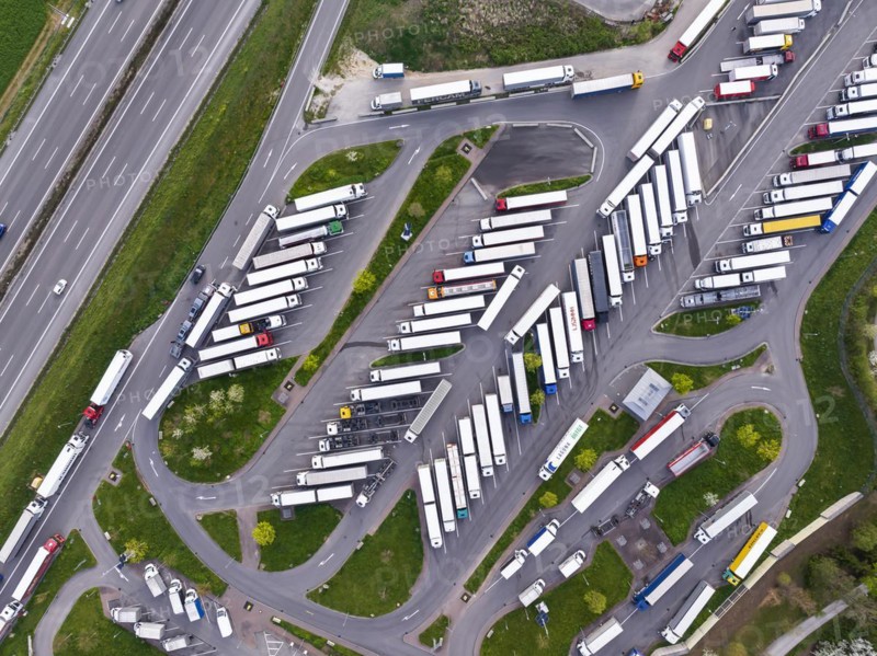 Serways service area Denkendorf Nord, motorway service area, truck parking spaces missing for compliance with rest periods, symbol photo, drone photo, Denkendorf, Baden-Wuerttemberg, Germany, Europe
