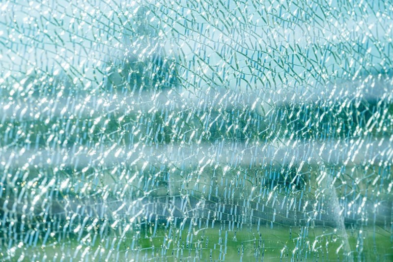 Cracked glass of a laminated glass pane