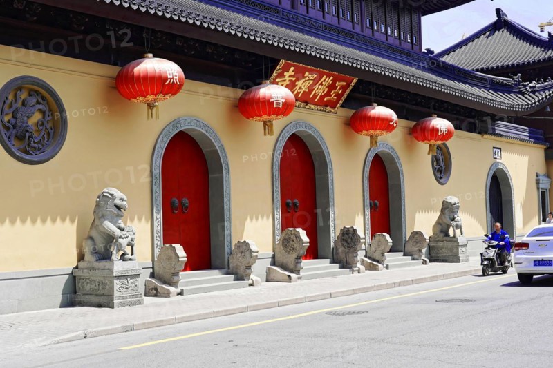 Jade Buddha Temple, Shanghai, A row of red lanterns and stone sculptures in front of a temple, Shanghai, China, Asia