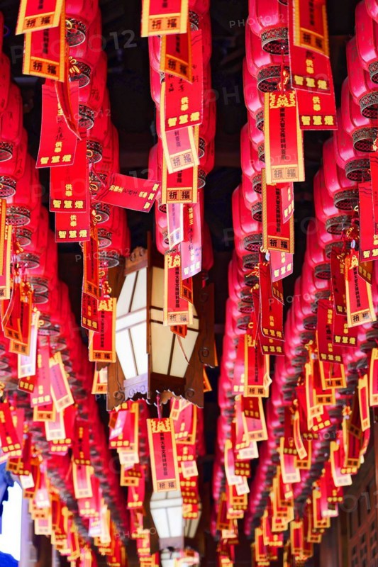 Jade Buddha Temple, Shanghai, ceiling full of red Chinese lanterns in traditional arrangement, Shanghai, China, Asia
