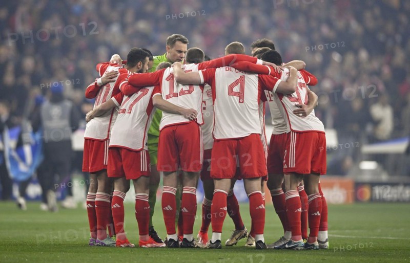 Team building, team circle in front of the start of the match, FC Bayern Munich FCB, Allianz Arena, Munich, Bavaria, Germany, Europe