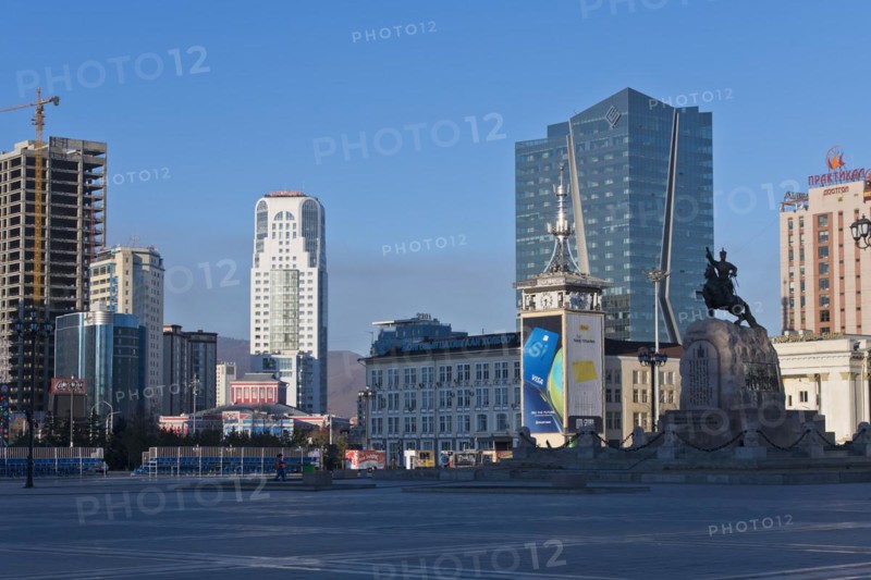 Building boom in Ulan Bator, post office, statue of Damdin Suekhbaatar on Sukhbaatar Square, Chinggis Square in the capital Ulaanbaatar, Ulan Bator, Mongolia, Asia