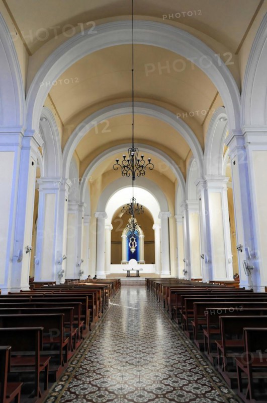 Cathedral Nuestra Senora de la Asuncion, Old Town, Granada, Nicaragua, Empty pews in a peaceful church with view to the altar, Central America, Central America