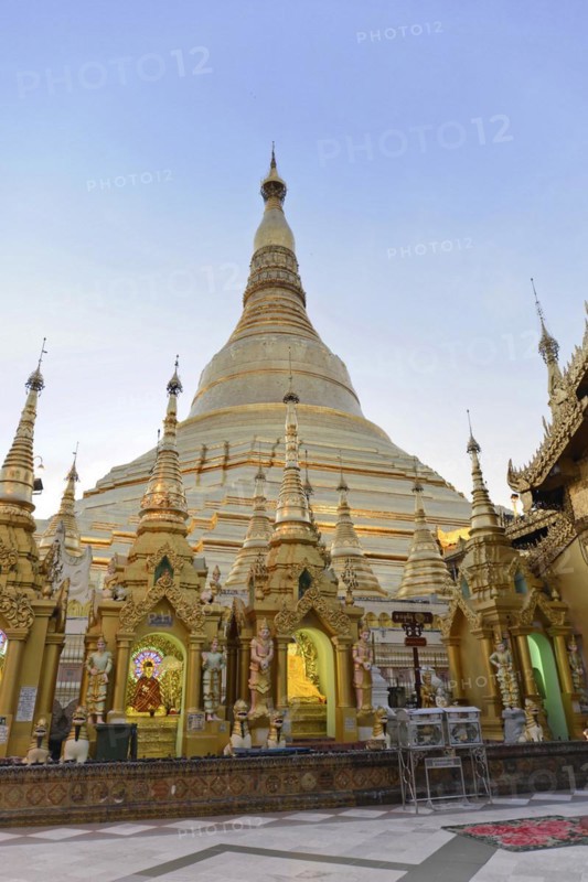 Shwedagon Pagoda, Yangon, Myanmar, Asia, The Shwedagon Pagoda shines in golden light at dusk, Asia