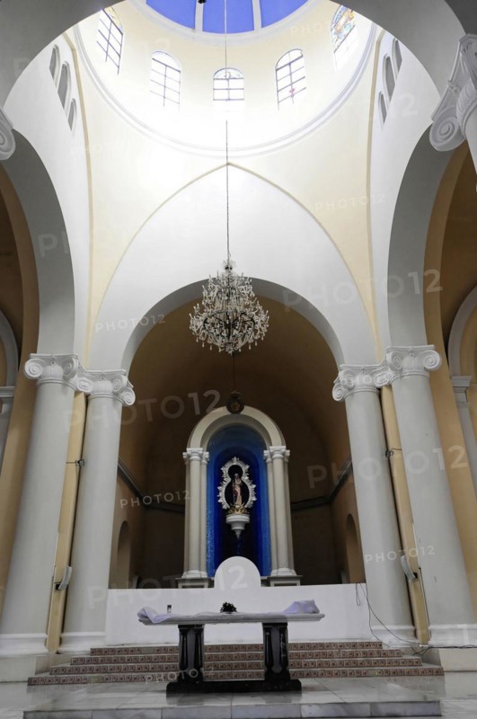 Cathedral Nuestra Senora de la Asuncion, Old Town, Granada, Nicaragua, View of the altar of a church with an impressive vaulted ceiling, Central America, Central America