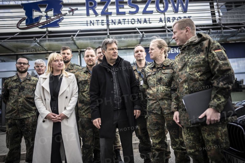 Federal Minister for Economic Affairs and Climate Protection Robert Habeck (Alliance 90/The Greens) visits Poland, Ukraine and the Republic of Moldova from 17.04-19.04.2024. Reszow, 17.04.2024. Flight to Poland, meeting with German and Ukrainian soldiers in the Ukrainian sovereign territory of Reszow Airport, Poland together with the Federal Government Commissioner for Human Rights Luise Amtsberg