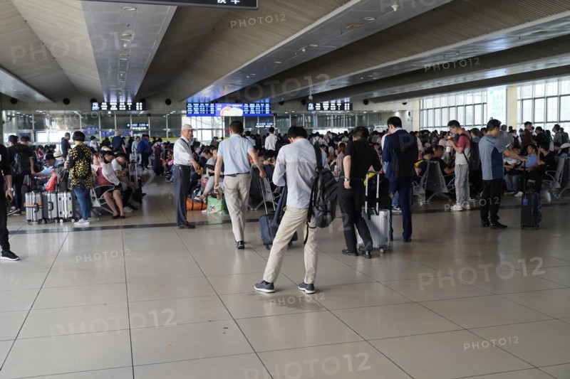Hongqiao Railway Station, Shanghai, China, Asia, Travellers waiting in a brightly lit airport area, Yichang, Hubei Province, Asia