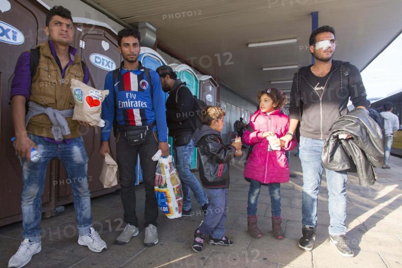 Syrian refugees have arrived at Schoenefeld station on a special train. They are then taken by bus to accommodation in Berlin, 13/09/2015, Schoenefeld, Brandenburg, Germany, Europe