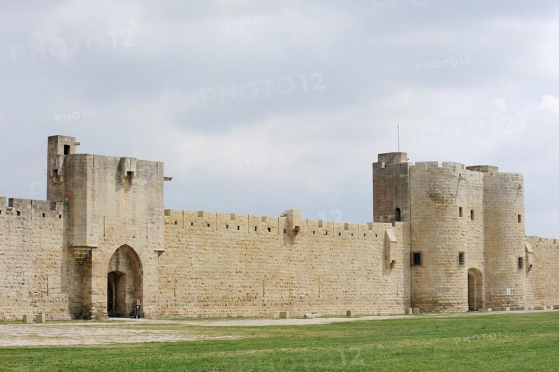 Old city wall, Aigues-Mortes, Camargue, Gard, Languedoc-Roussillon, South of France, France, Europe
