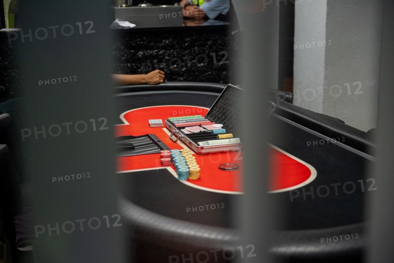 A red poker table with chips and cards, focussed and detailed, Cologne police led a raid against illegal gambling on Friday evening. Around 200 investigators from the police, customs, tax investigation, the public order office, the tax and revenue office, the foreigners authority and the public catering office were out and about on the streets of Cologne on Friday evening. They search 25 properties where there are indications that illegal gambling is taking place. And they make a find