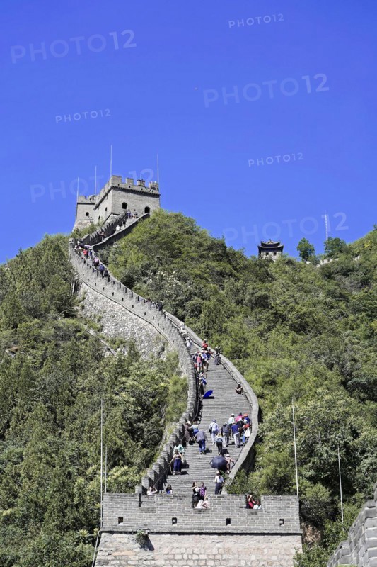 Great Wall of China, near Mutianyu, Beijing, China, Asia, The Great Wall of China stretches across a green landscape with many visitors, UNESCO World Heritage Site, Asia