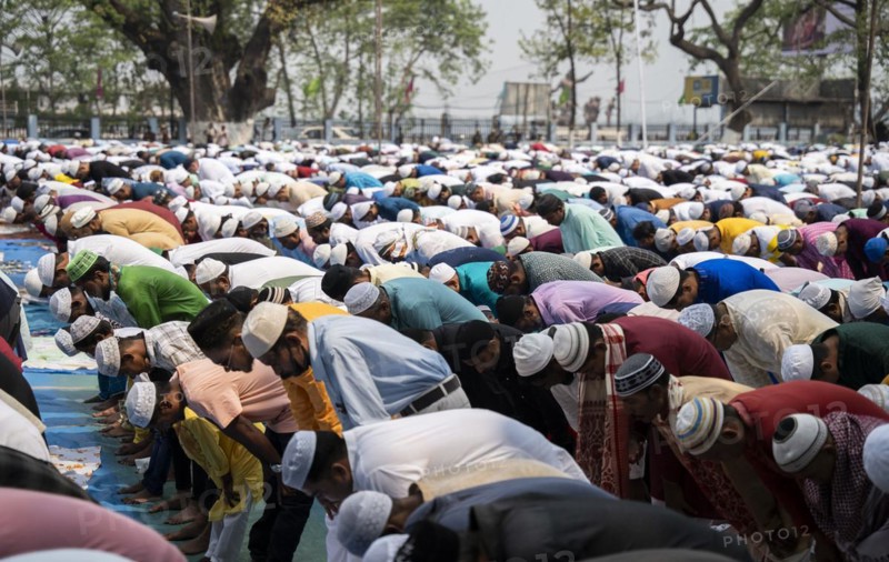 GUWAHATI, INDIA, APRIL 11: Muslims gather to perform Eid al-Fitr prayer at Eidgah in Guwahati, India on April 11, 2024. Muslims around the world are celebrating the Eid al-Fitr holiday, which marks the end of the fasting month of Ramadan