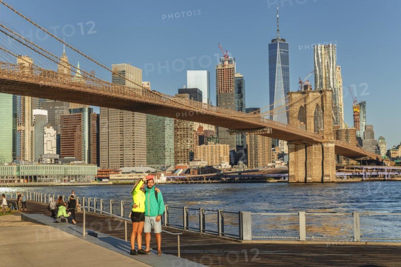 Couple in front of the Manhattan skyline with Brooklyn Bridge and One World Trade Centre, New York City, USA, New York City, New York, USA, North America
