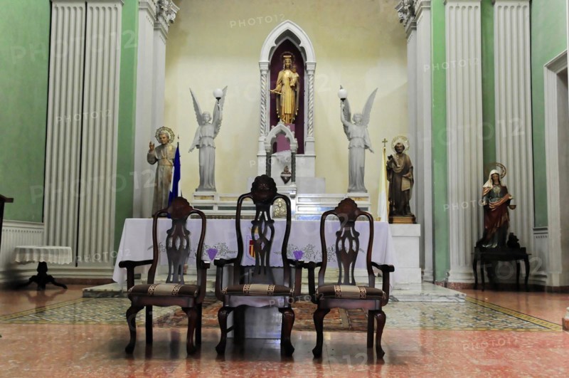 Church Iglesia de Guadalupe, built 1624 -1626, Granada, Nicaragua, Symmetrical view of the altar area of a church with statues and benches, Central America, Central America -, Central America