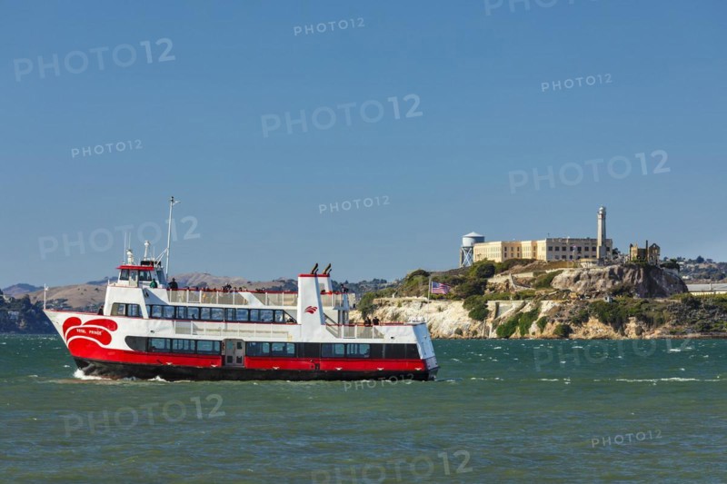 Excursion boat off Alcatraz Island, San Francisco, California, USA, San Francisco, California, USA, North America