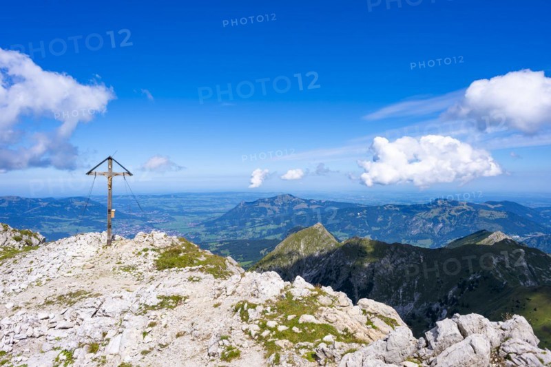 Summit cross, Grosser Daumen, 2280m, behind it Sonthofen and the Gruenten, 1738m, Allgaeu Alps, Allgaeu, Bavaria, Germany, Europe