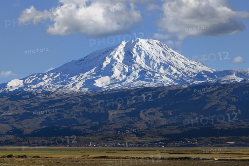 View over the snowcapped Mount Ararat, Dogubayazit, Turkey, Asia