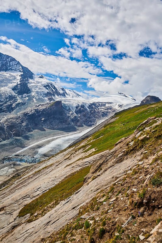 View from Franz Joseph Hoehe into the mountains (Grossglockner) with Pasterze on a sunny day at Hochalpenstrasse, Pinzgau, Salzburg, Austria, Europe