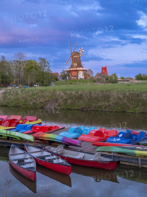 The Greetsiel twin mills, in front boats in the new Greetsieler Sieltief, Greetsiel, Krummhoern, East Frisia, Lower Saxony, Germany, Europe
