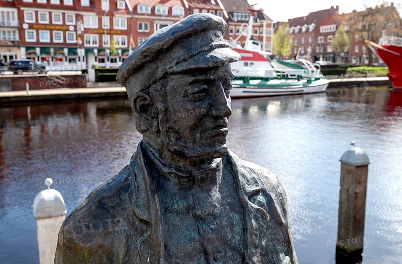 Individual portrait from the group of figures, sculptures Delftspucker am Ratsdelft, art in public space, Emden, East Frisia, Lower Saxony, Germany, Europe