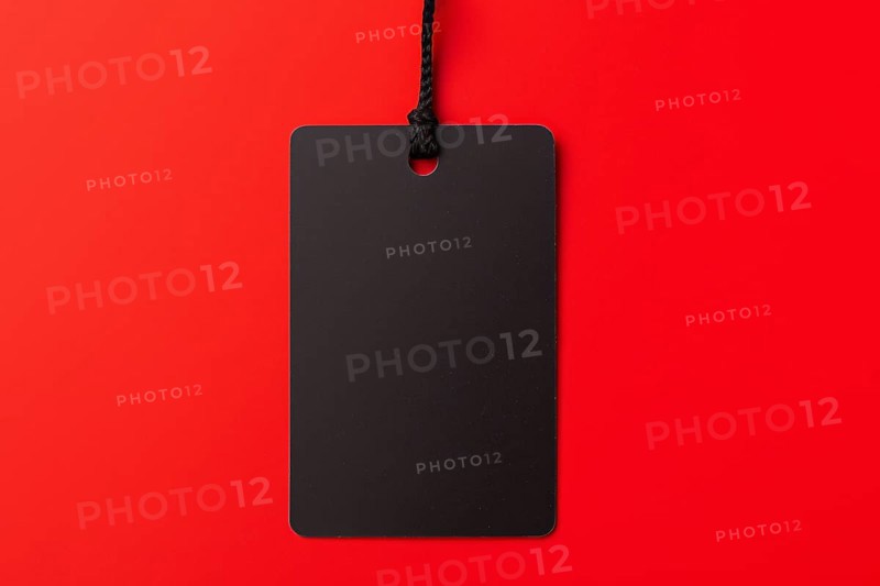 Empty black label tag on red background. KI generiert, generiert, AI generated