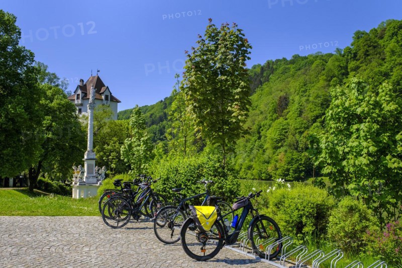 Inn cycle path near Wernstein am Inn, with Marian column, Innviertel, Upper Austria, Austria, Europe