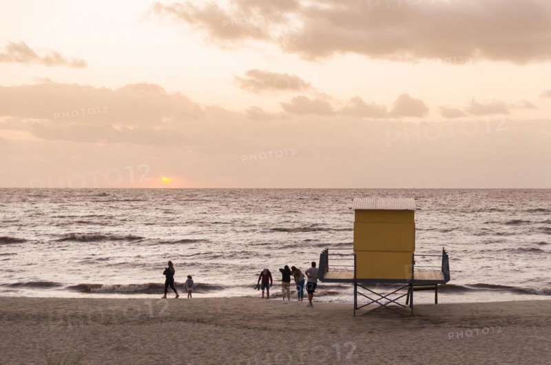 MONTEVIDEO, URUGUAY, Dezember 29, 2023: Beautiful sunset at Ramirez beach in Montevideo, Uruguay, South America
