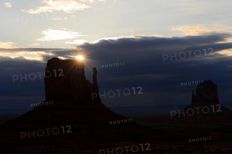 The last light of the sun shines from behind a rock needle and creates a mystical atmosphere, Monument Valley, West Mitten Lefteye flounder, East Mitten Lefteye flounder, Merrick Lefteye flounder, North America, USA, South-West, Utah, North America