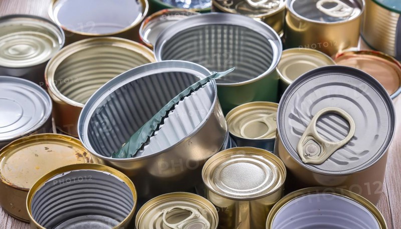 Symbol photo, waste, a lot of empty open tinplate cans, AI generated, AI generated