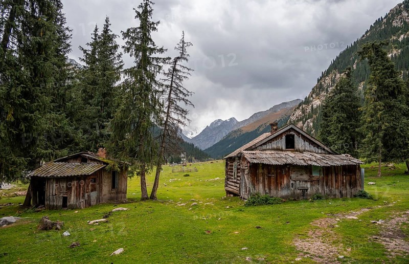 Wooden hut, Green Mountain Valley, Chong Kyzyl Suu Valley, Terskey Ala Too, Tien-Shan Mountains, Kyrgyzstan, Asia