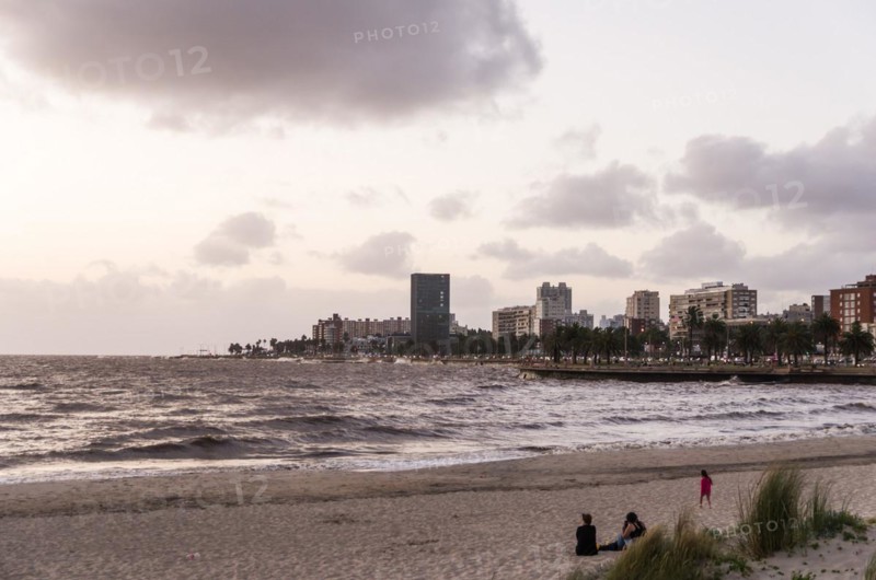 MONTEVIDEO, URUGUAY, Dezember 29, 2023: Beautiful sunset at Ramirez beach in Montevideo, Uruguay, South America
