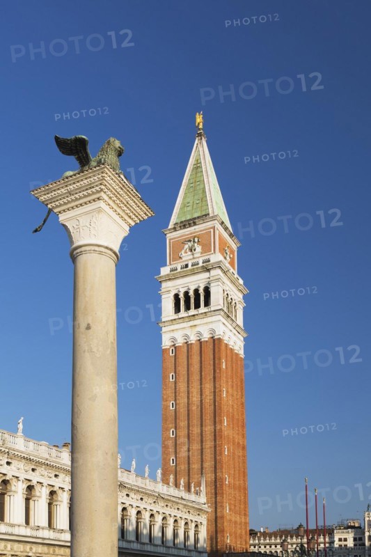 Bronze winged lion column, National Library of St Mark's or Biblioteca Nazionale Marciana building and Campanile bell tower, St Mark's Square, San Marco, Venice, Veneto, Italy, Europe