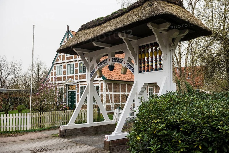 Half-timbered houses with thatched roofs, Steinkirchen, near Jork, Altes Land, Lower Saxony, Germany, Europe