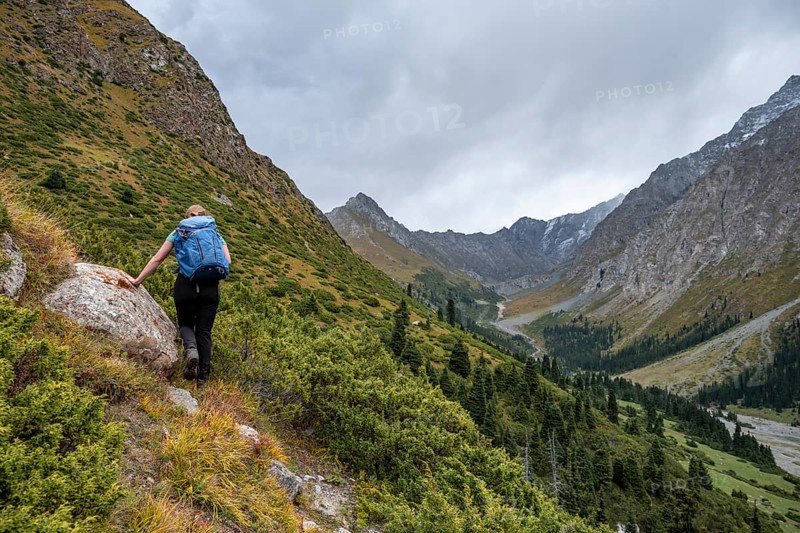 Hiker, Green Mountain Valley, Chong Kyzyl Suu Valley, Terskey Ala Too, Tien-Shan Mountains, Kyrgyzstan, Asia