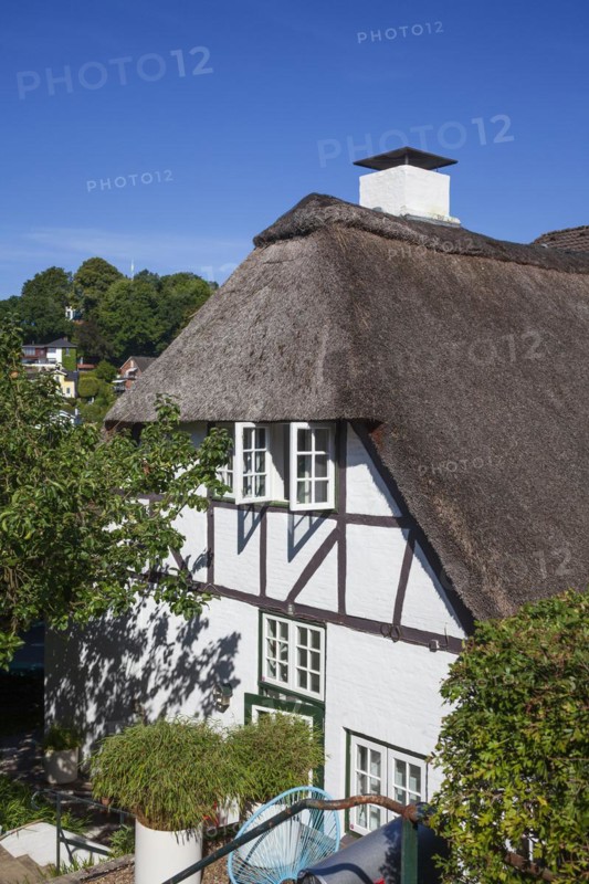 Old thatched half-timbered house in the Treppenviertel, residential building, Blankenese district, Hamburg, Germany, Europe
