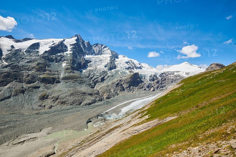View from Franz Joseph Hoehe into the mountains (Grossglockner) with Pasterze on a sunny day at Hochalpenstrasse, Pinzgau, Salzburg, Austria, Europe