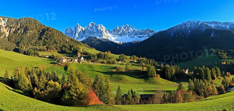 Wide panorama of an alpine landscape with meadows and scattered houses, Italy, Trentino-Alto Adige, Alto Adige, Bolzano province, Dolomites, Santa Magdalena, St. Maddalena, Funes Valley, Odle, Puez-Geisler Nature Park in autumn, Europe
