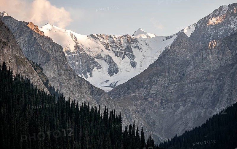 Dramatic mountains with glaciers, mountain valley, Chong Kyzyl Suu Valley, Terskey Ala Too, Tien-Shan Mountains, Kyrgyzstan, Asia