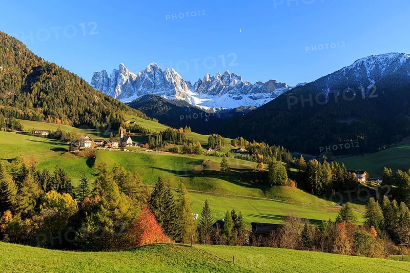 A small settlement nestled in an autumnal meadow landscape with a panoramic view of the Dolomites, Italy, Trentino-Alto Adige, Alto Adige, Bolzano province, Dolomites, Santa Magdalena, St. Maddalena, Funes Valley, Odle, Puez-Geisler Nature Park in autumn, Europe