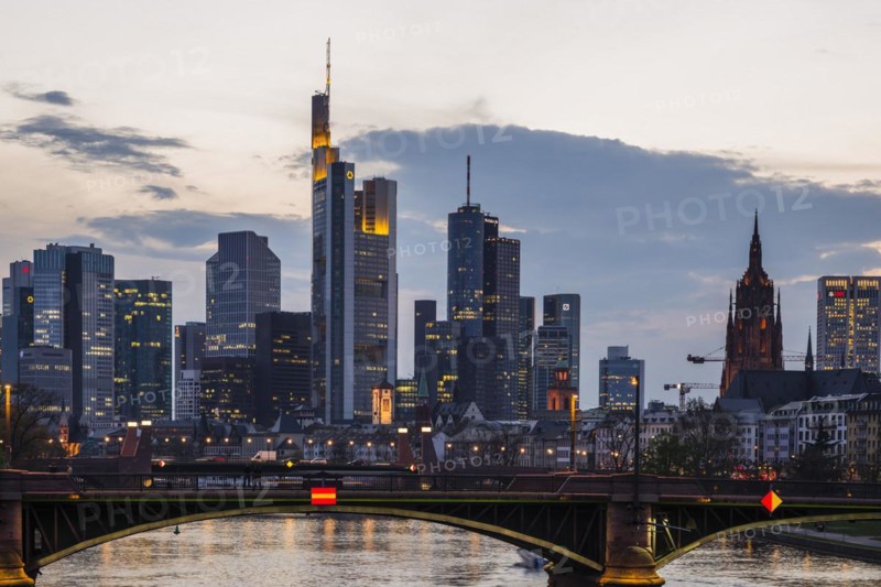 Skyline and banking district at sunset, twilight, Tower 185, Commerzbank, HelaBa, Hessische Landesbank, Deutsche Bank, Ignatz-Bubis-Bruecke, Frankfurt am Main, Hesse, Germany, Europe