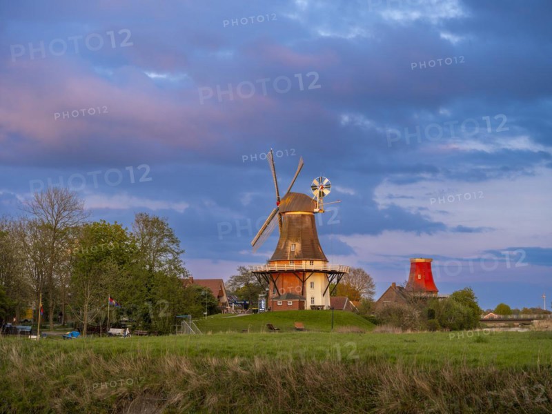 The twin mills at the old Greetsieler Sieltief, Greetsiel, Krummhoern, East Frisia, Lower Saxony, Germany, Europe