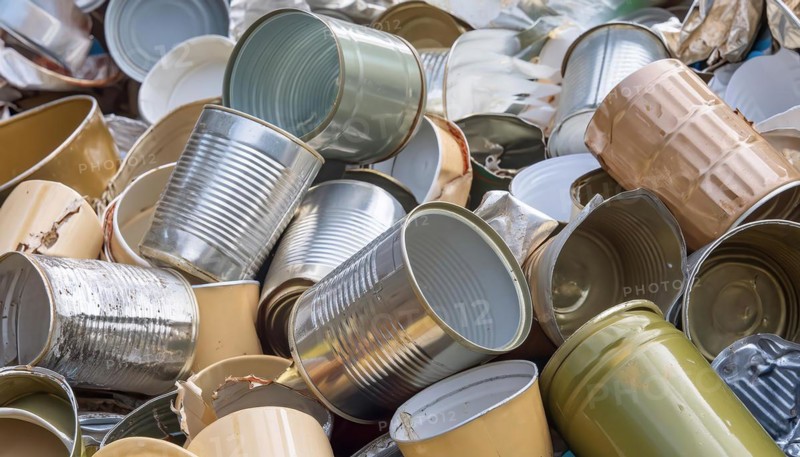 Symbol photo, waste, a large amount of empty open broken tinplate cans on a heap, AI generated, AI generated