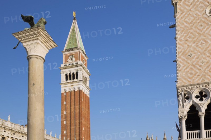 Bronze winged lion column, National Library of St Mark's or Biblioteca Nazionale Marciana building, the Campanile bell tower and the Doge's Palace built in the Venetian Gothic architectural style, St Mark's Square, San Marco, Venice, Veneto, Italy, Europe