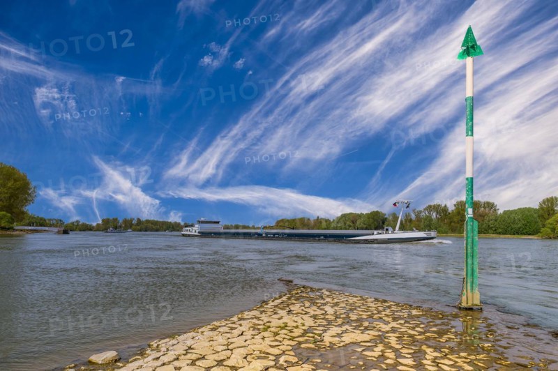 Riverboat, upriver, pass, beacon, navigation mark, Rhine, Zons, North Rhine-Westphalia, Germany, Europe