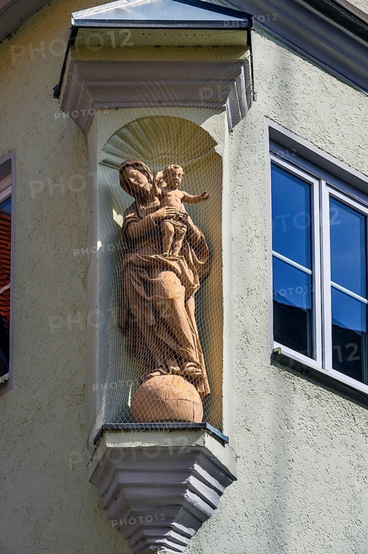 Oriel with figure of the Virgin Mary and baby Jesus with protective net, Kaufbeuern, Allgaeu, Swabia, Bavaria, Germany, Europe