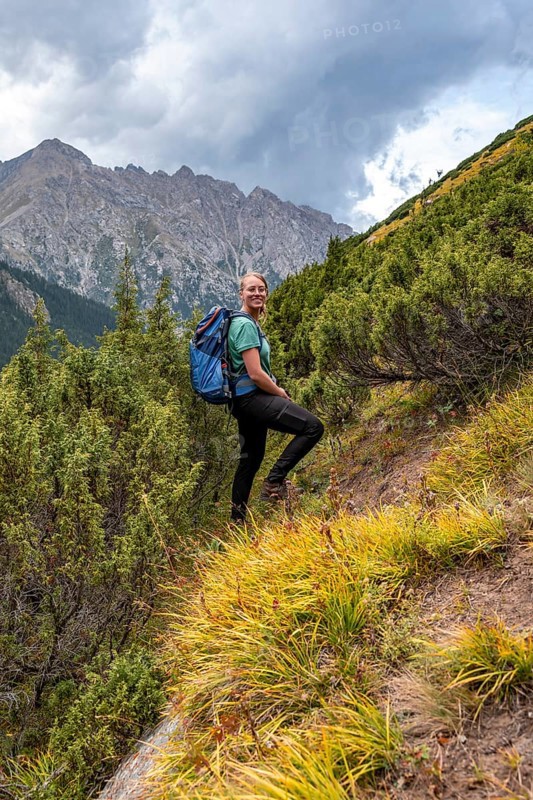 Hiker, Green Mountain Valley, Chong Kyzyl Suu Valley, Terskey Ala Too, Tien-Shan Mountains, Kyrgyzstan, Asia