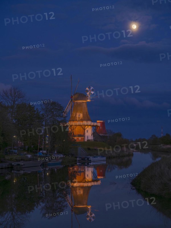 The Greetsiel Twin Mills at full moon, the Green Mill is reflected in the Old Greetsiel Deep, Greetsiel, Krummhoern, East Frisia, Lower Saxony, Germany, Europe