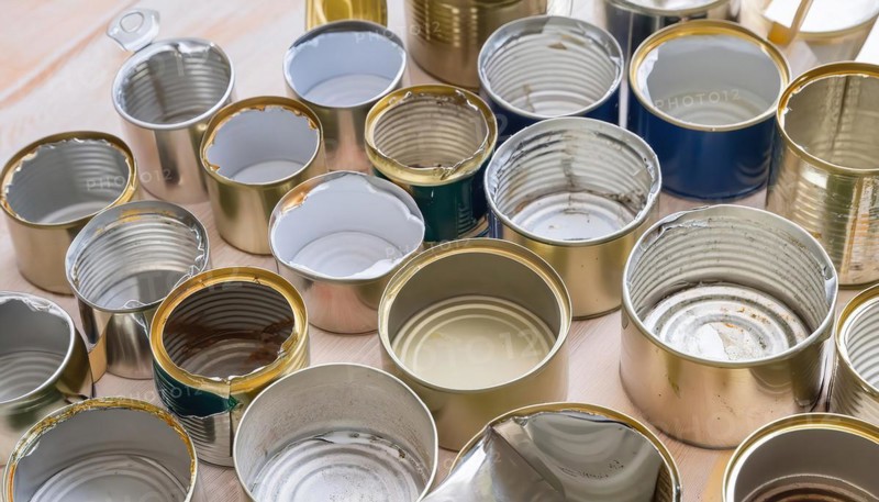 Symbol photo, waste, a large amount of empty open broken tinplate cans, AI generated, AI generated